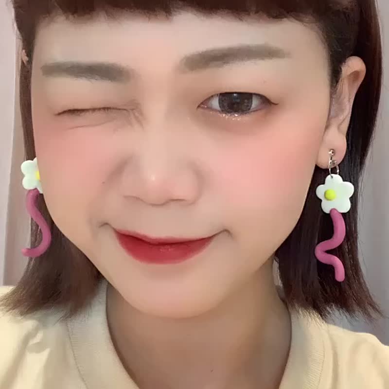 \ 粉红扭扭花 | 耳环 / - 耳环/耳夹 - 粘土 粉红色