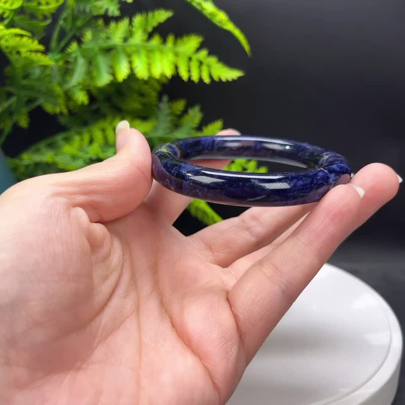 独特蓝纹玉手镯 53MM 异象飘红纹牛仔蓝 蓝纹石圆条手环 放松身心 - 手链/手环 - 半宝石 蓝色