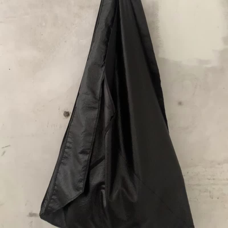 折光抓纹正反两用三角包 黑/雾黑 防泼水 轻盈 耐用 大容量 - 侧背包/斜挎包 - 聚酯纤维 黑色