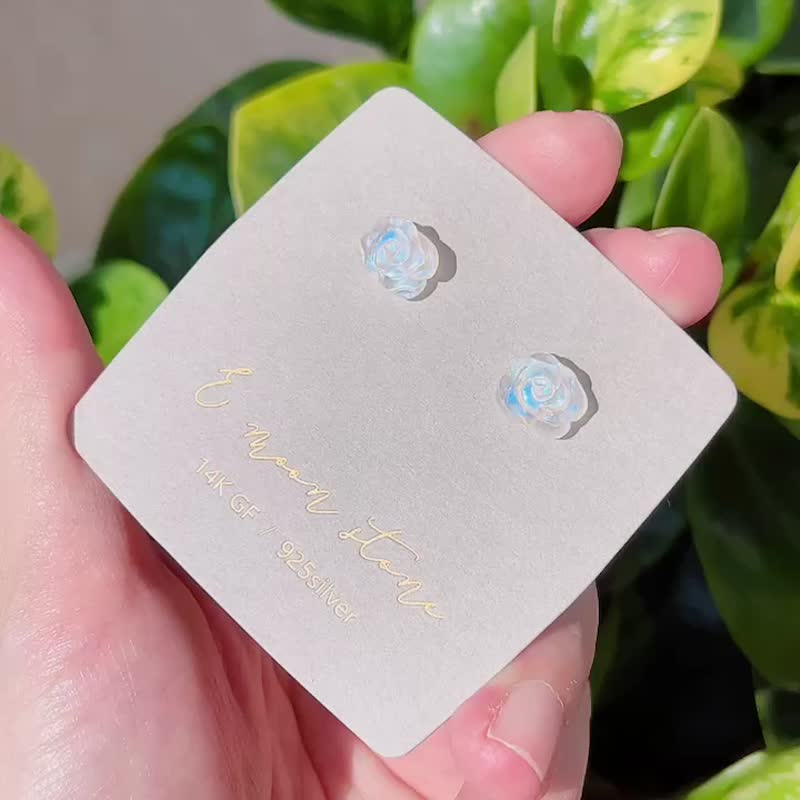 提升直觉 平静心灵 天然蓝晕月光石玫瑰花 纯银耳针 - 耳环/耳夹 - 水晶 白色