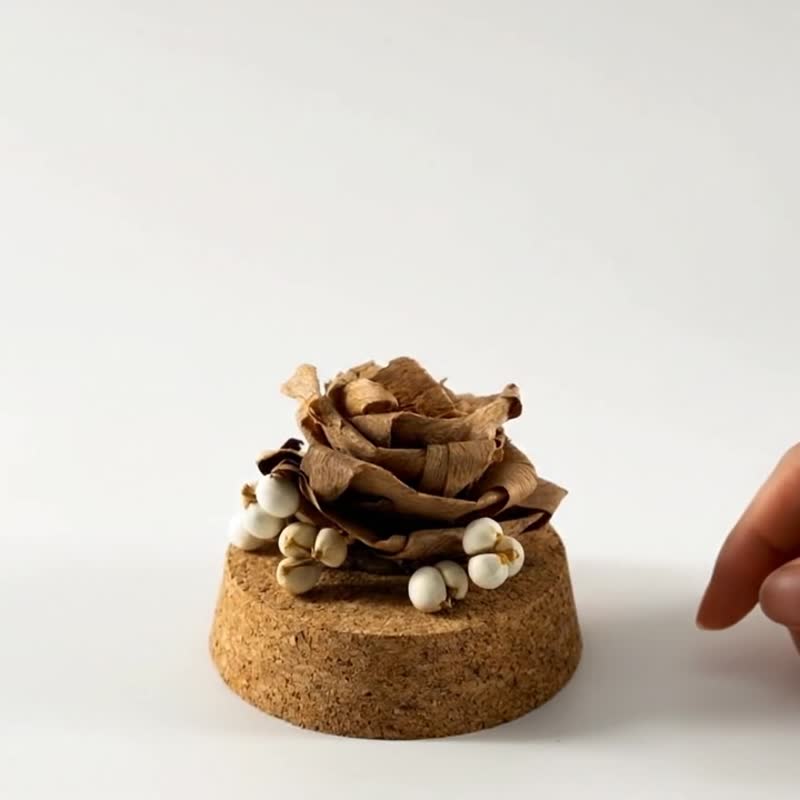 桧木扩香矮玫瑰 — 玻璃罩典藏版 - 香薰/精油/线香 - 木头 卡其色