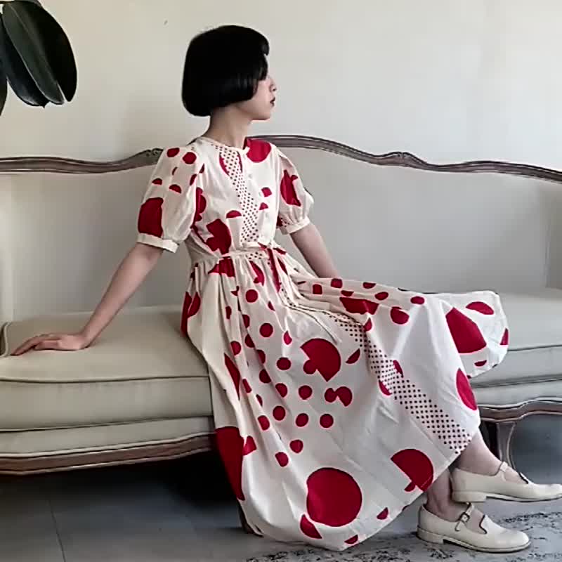 紅色波點 純棉不規則原點收腰繫帶洋裝 復古排扣微泡泡袖連身裙 - 洋装/连衣裙 - 棉．麻 红色