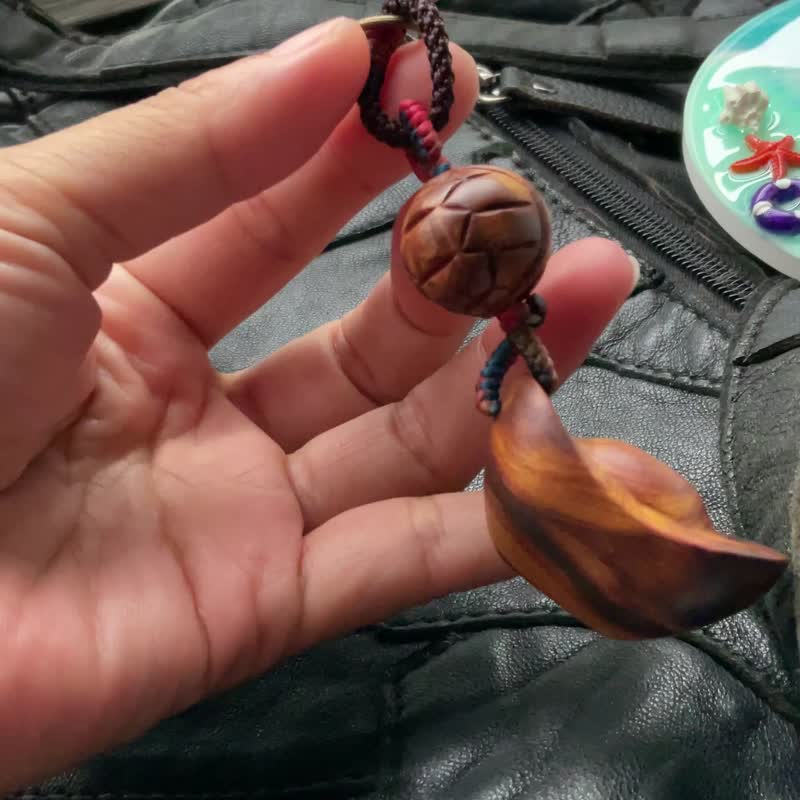 【小龟宝】台湾肖楠木吊饰 钥匙圈 背包挂饰 - 钥匙链/钥匙包 - 木头 多色
