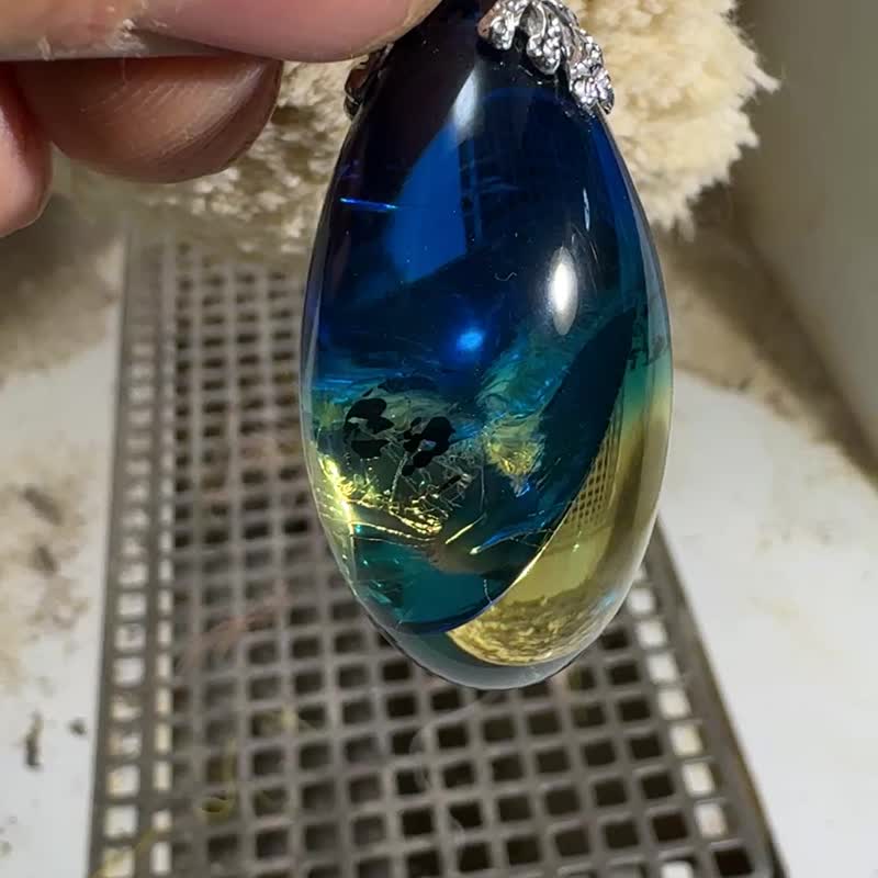 优雅蓝琥珀吊坠 闪耀光芒 设计独特 - 项链 - 半宝石 蓝色