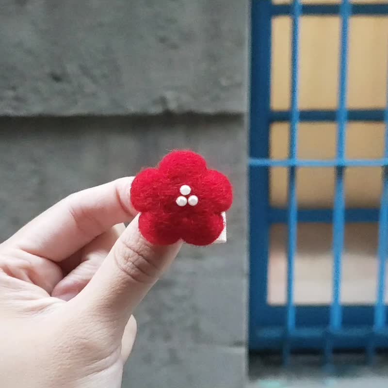 【手作羊毛毡】珍珠花小花胸针别针 - 徽章/别针 - 羊毛 多色