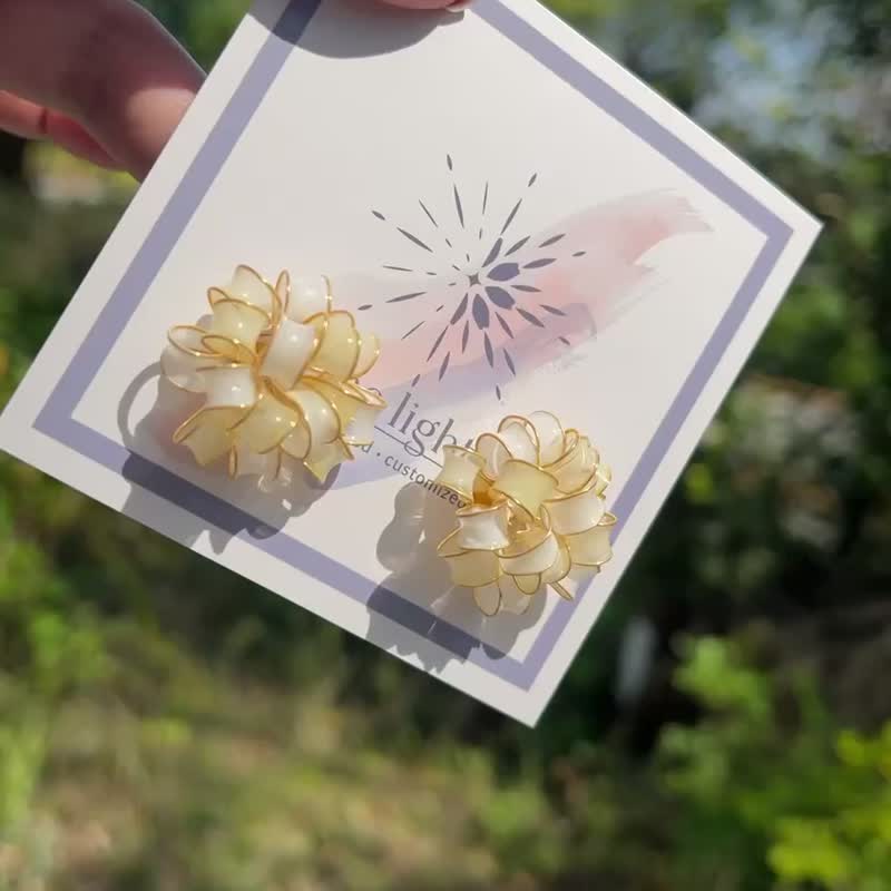 //the gift// 宽版礼物球- 暖阳 / 贴耳耳环 / 现货 - 耳环/耳夹 - 树脂 白色