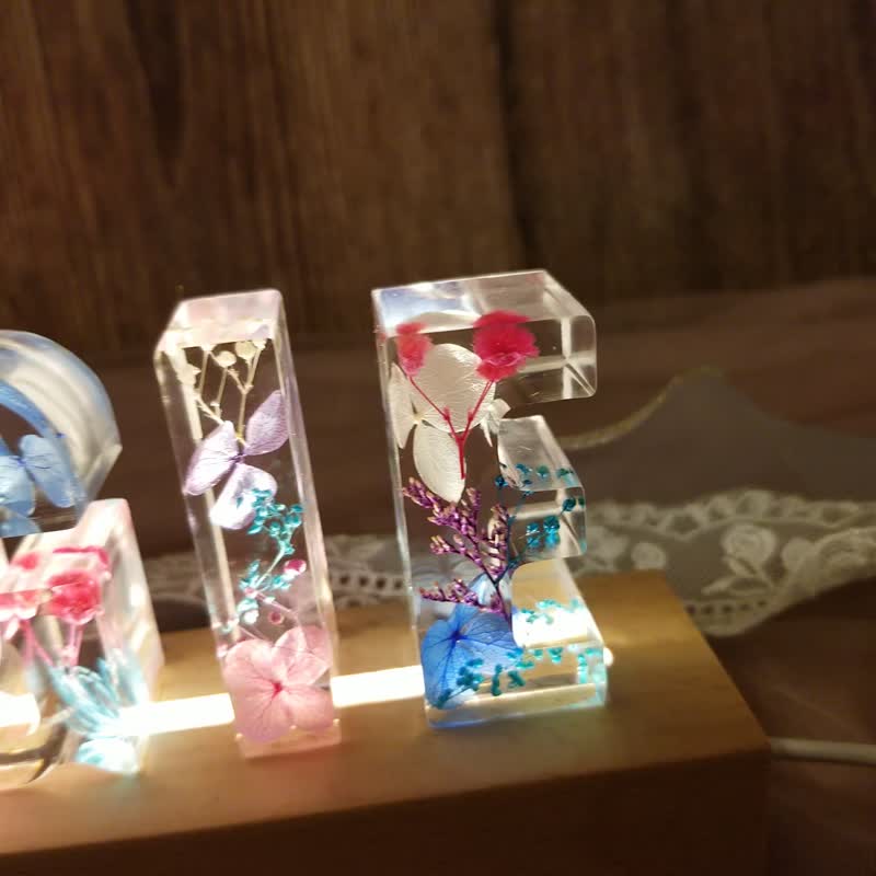 【紫白蓝粉】定制保鲜花字母小夜灯 纪念 移民 情人节礼物 字母灯 - 灯具/灯饰 - 树脂 