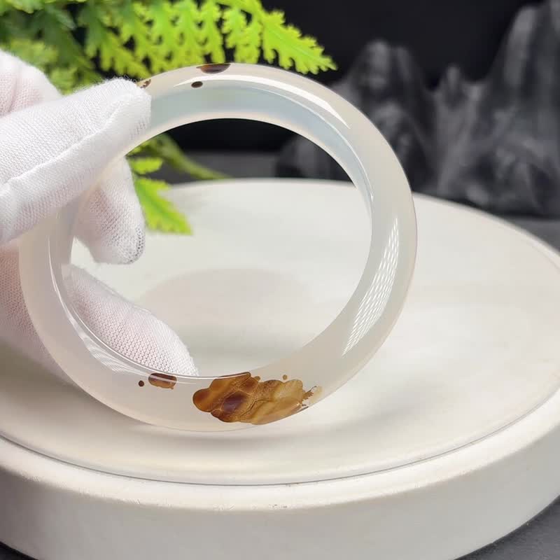 白色玛瑙手镯 55+MM 冰透起光龙鳞纹飘红花 玉髓手环 灵性好运 - 手链/手环 - 半宝石 白色