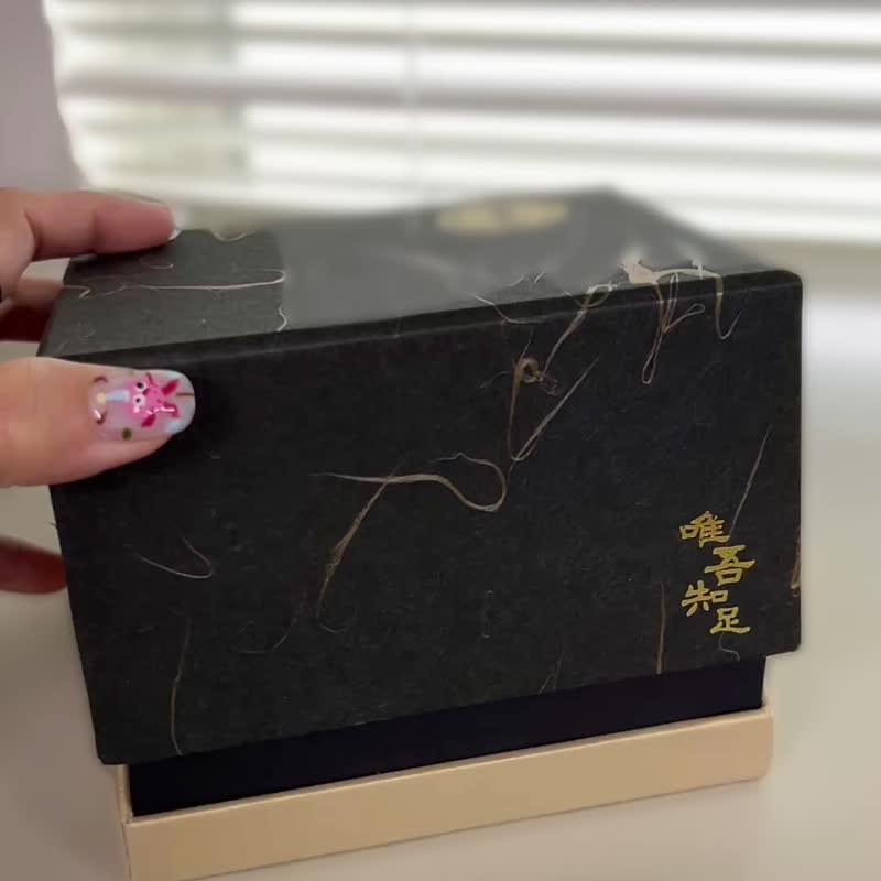 唯吾知足名片座 名片架 台湾制 退休礼 办公用品 送礼 老派浪漫 - 名片架/名片座 - 木头 卡其色