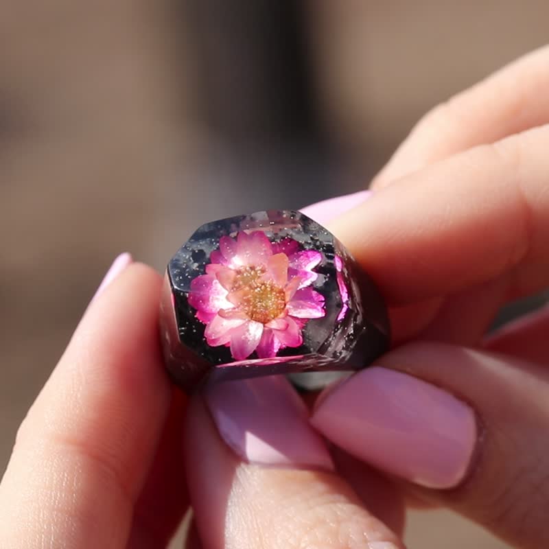 Wooden resin Ring Lotus with natural dried flower - 戒指 - 木头 粉红色