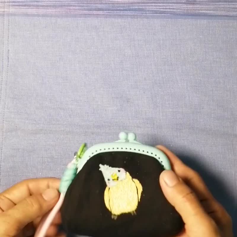 附按扣和玄凤鹦鹉刺绣的零钱包 - 零钱包 - 棉．麻 黑色