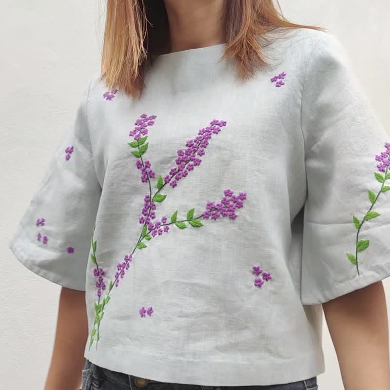 Gray Em - 手工编织紫色花朵刺绣麻质上衣 - 女装上衣 - 棉．麻 灰色