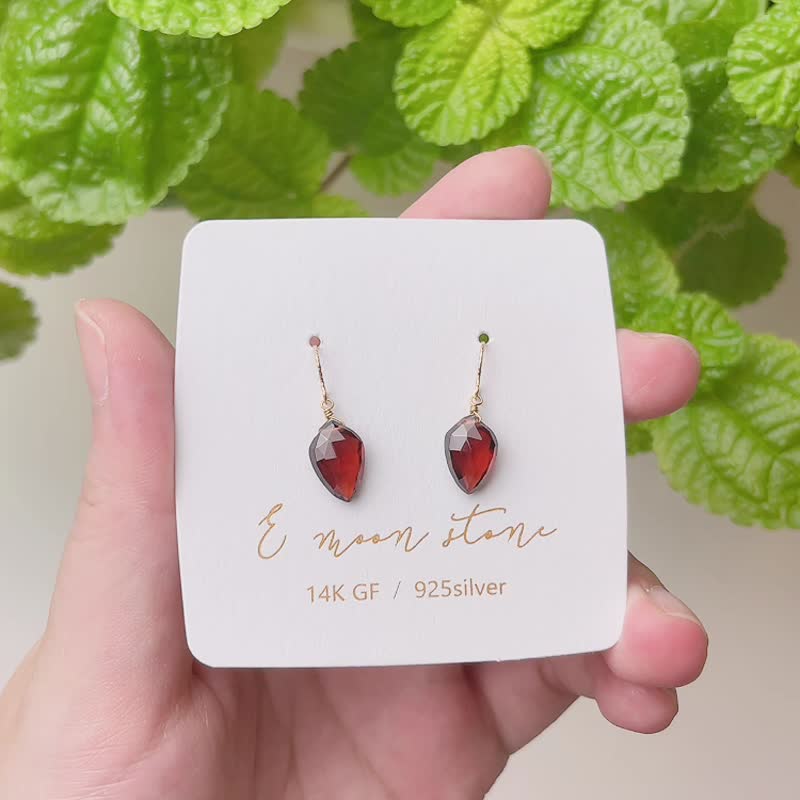 轻珠宝盾形石榴石浓郁酒红色耳环水晶 - 耳环/耳夹 - 水晶 红色