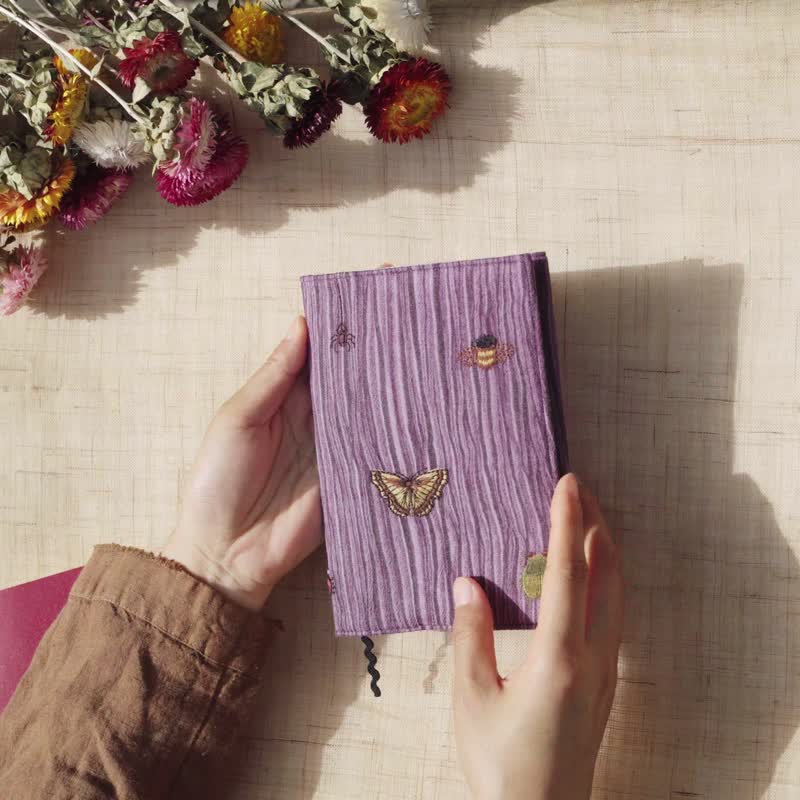 【LifeComic】棉麻树皮纹昆虫刺绣手帐/书衣日志封套 - 笔记本/手帐 - 棉．麻 紫色