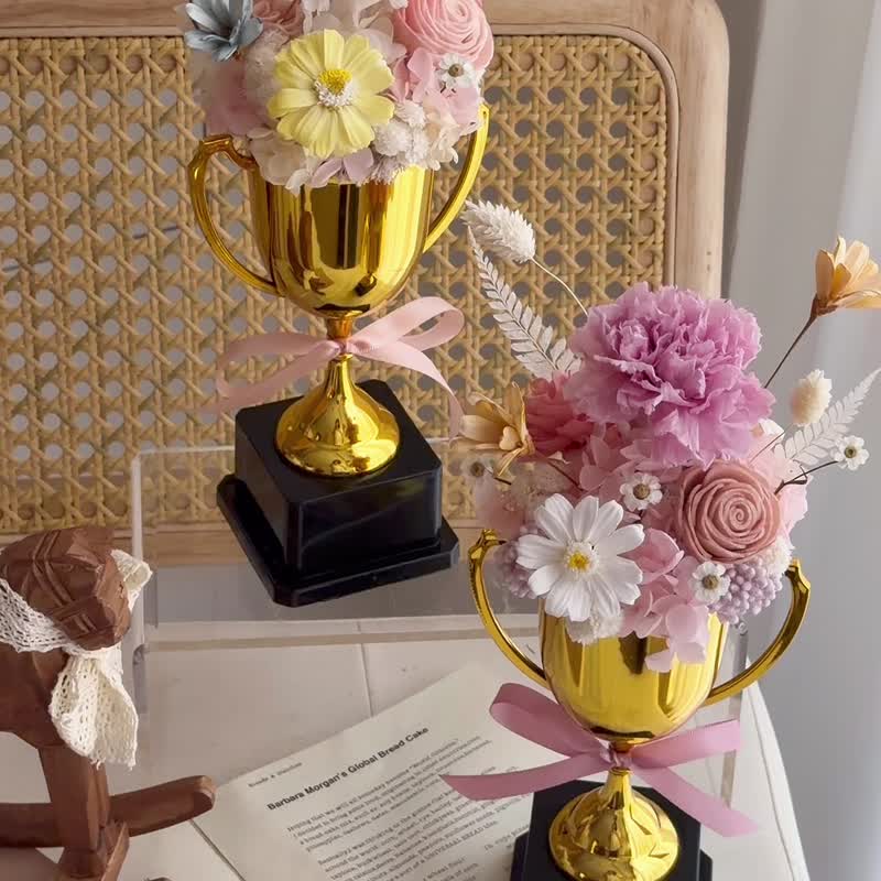 康乃馨永生花奖杯花礼 母亲节礼物 桌上花艺摆饰 - 干燥花/捧花 - 植物．花 粉红色