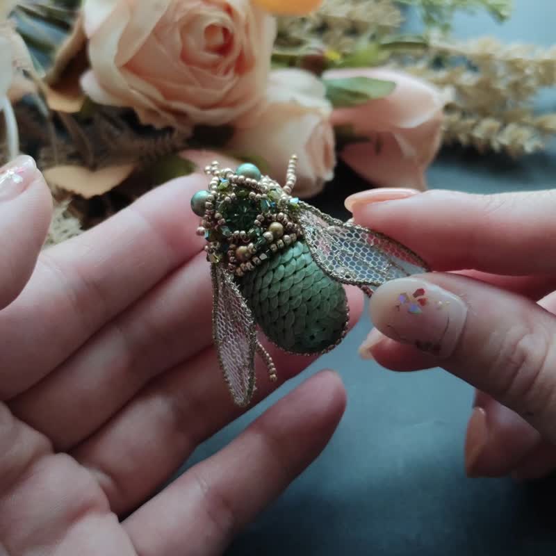 珠宝刺绣立体水晶昆虫胸针-草绿可爱Fly胸针 - 胸针 - 其他金属 绿色