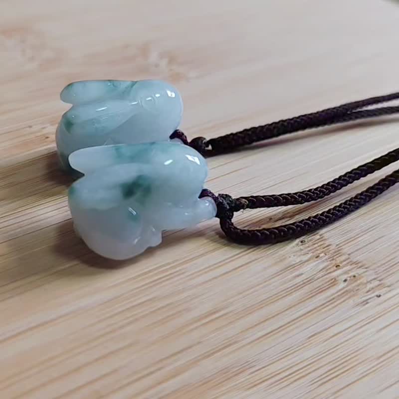 亲翠 天然翡翠 冰飘绿花灵动兔兔调整式绳链 - 项链 - 玉石 多色