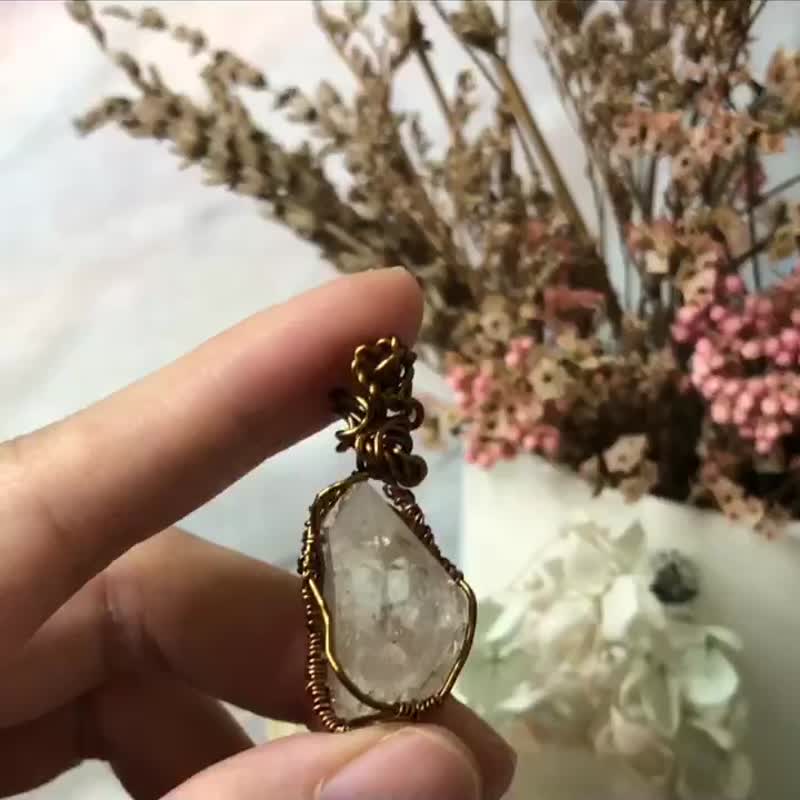 闪灵白水晶原矿项链坠 - 项链 - 铜/黄铜 咖啡色