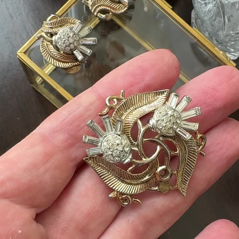 稀有 Trifari 古董蓟花胸针和耳夹耳环套装，1950 年代 - 胸针 - 其他金属 多色