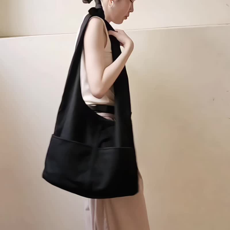 黑色牛仔布打结旅行漂流人包BLACK DENIM HOBO BAG - 侧背包/斜挎包 - 棉．麻 黑色