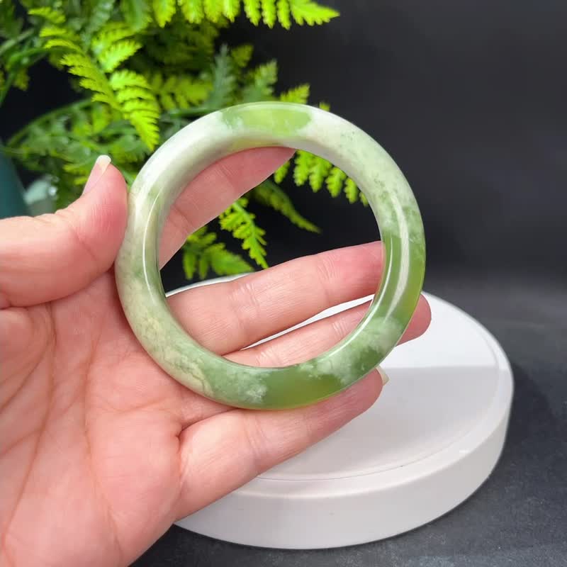 蛇纹玉手镯 58MM 青提奶盖果绿飘白岫玉手环 细腻温润 提升魅力 - 手链/手环 - 玉石 
