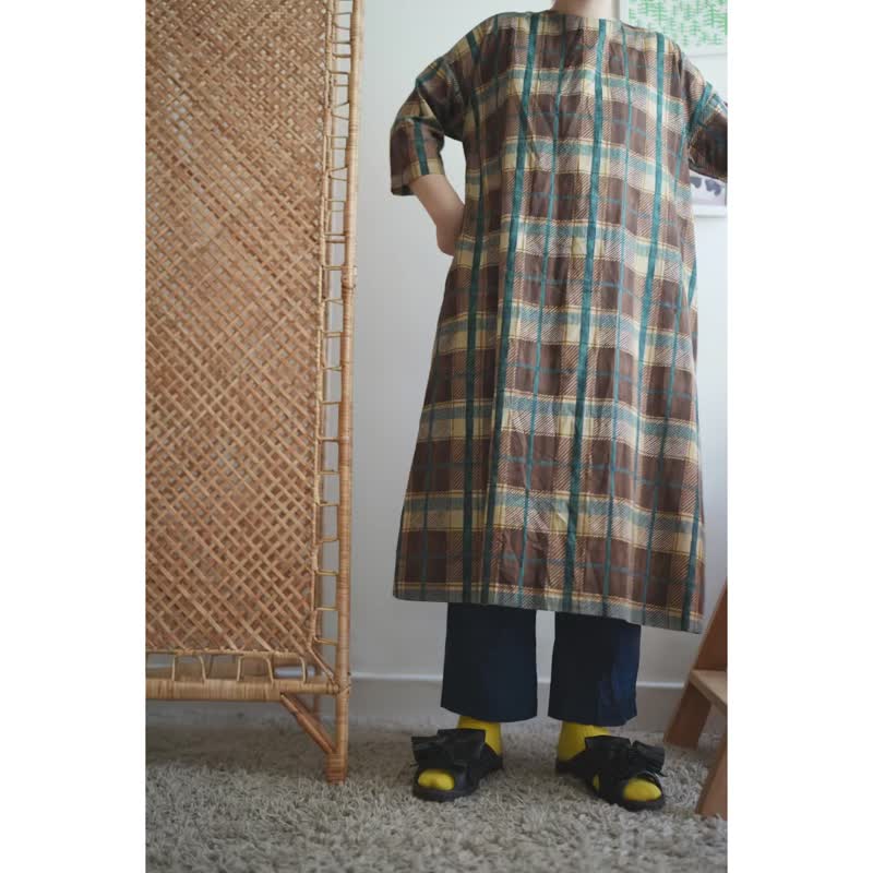 复古可可格纹落肩长版洋装 - 洋装/连衣裙 - 棉 咖啡色