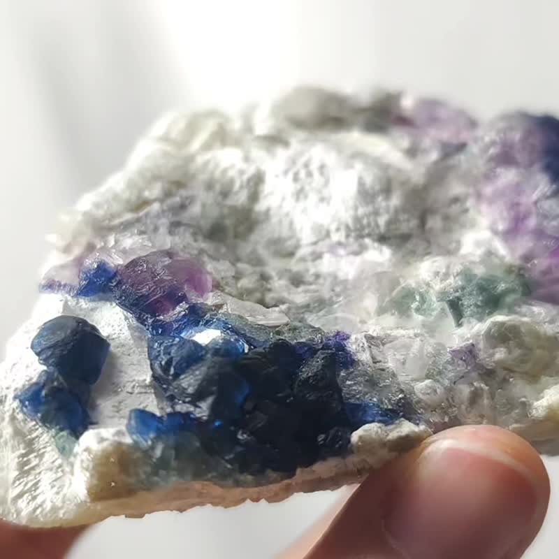 彩虹萤石 蒙古 稀有 原矿 智慧 招财 七脉轮 收藏 摆件 单品 礼物 - 摆饰 - 宝石 多色