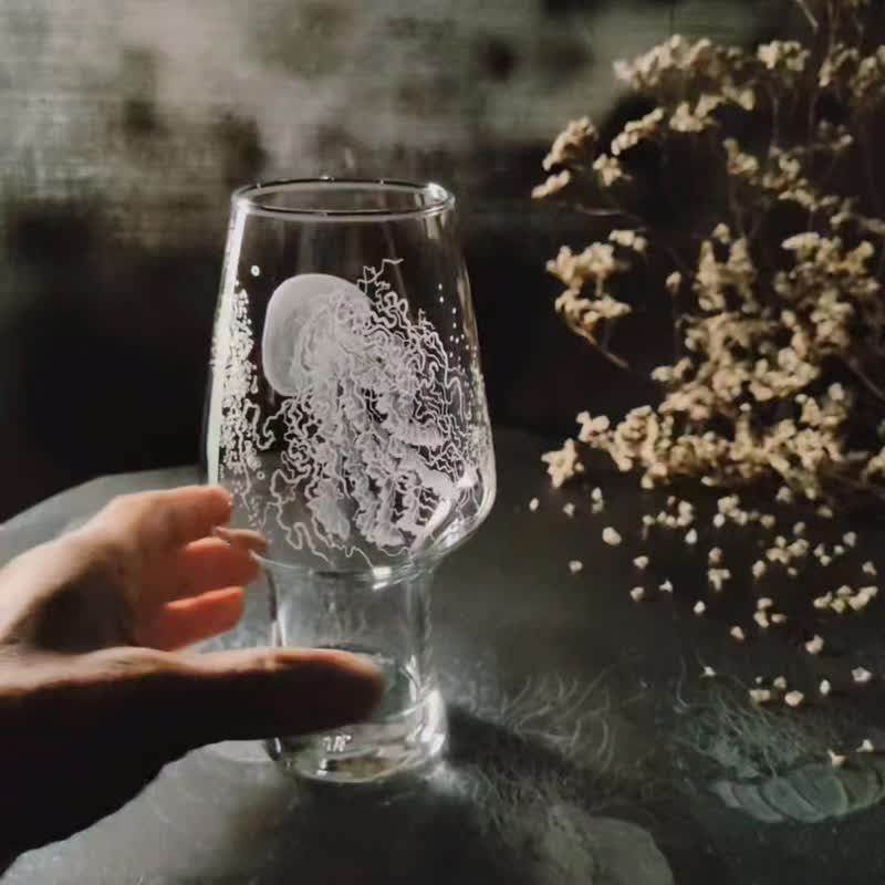【定制化】鱼钵手雕幽浮水母精酿啤酒杯/品酒杯/个性生日入厝礼物 - 酒杯/酒器 - 玻璃 透明