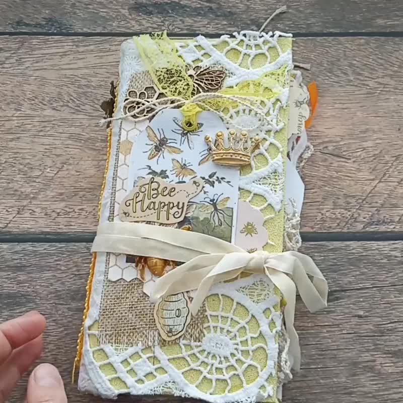 Honeybee junk journal handmade Queen bee dairy Botanical notebook - 笔记本/手帐 - 纸 黄色