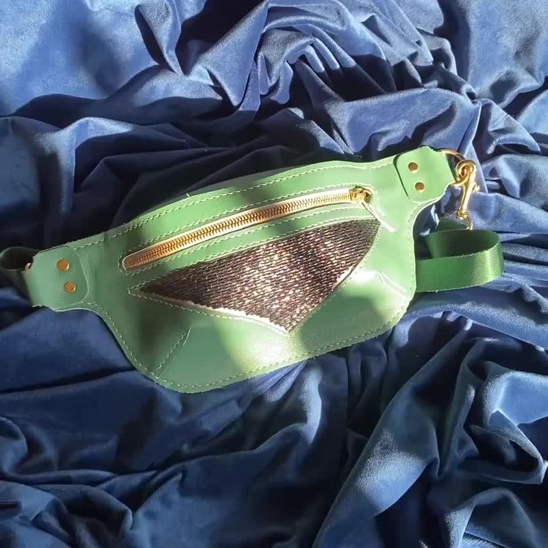 绿色皮革腰包，饰有虹彩刺绣，手工制作，男女皆宜的腰包 - 侧背包/斜挎包 - 真皮 绿色