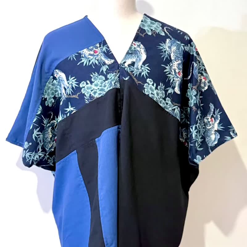 透气宽版设计不对称蓝黑拼接松竹虎中性四角衣罩衫 - 女装衬衫 - 棉．麻 蓝色