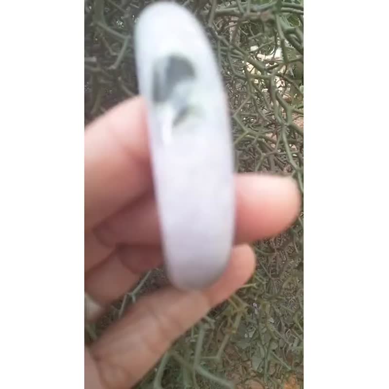 正宗缅甸玉镯，水滴形，白色，绿色，天然纹理，内径 55.3 毫米 - 手链/手环 - 玉石 绿色