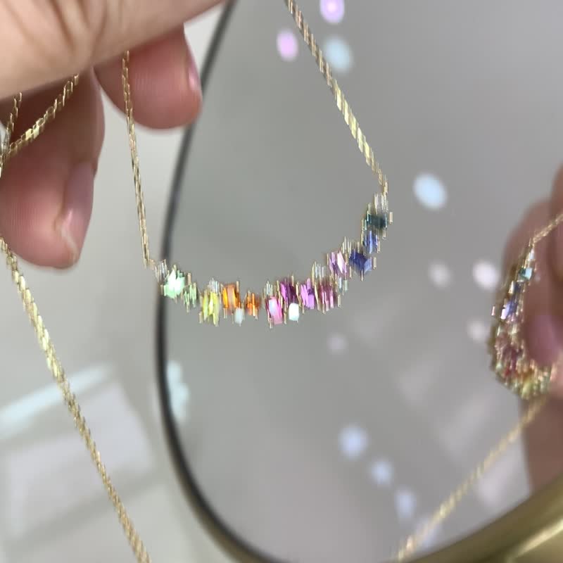 梦幻彩虹仙境微笑项链彩色刚玉项链 18K 金彩色蓝宝石项链项链 - 项链 - 宝石 多色