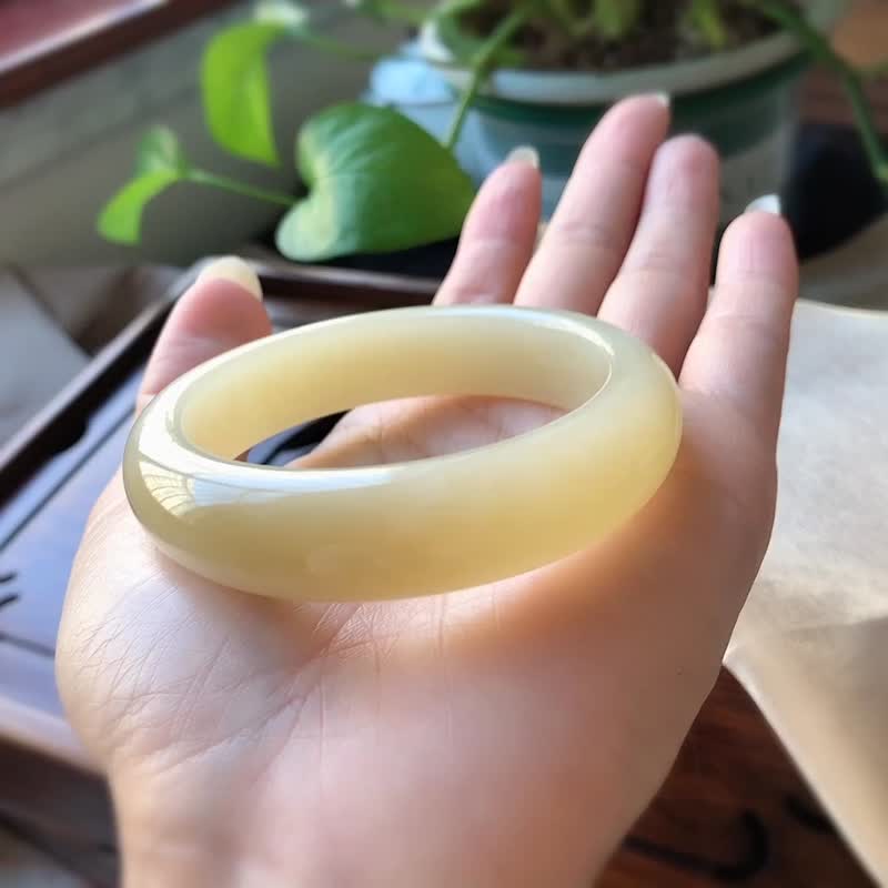 收藏级和田玉手镯 圈口52.5MM 蜂蜜水 黄金糖甜蜜 可遇不可求 - 手链/手环 - 玉石 