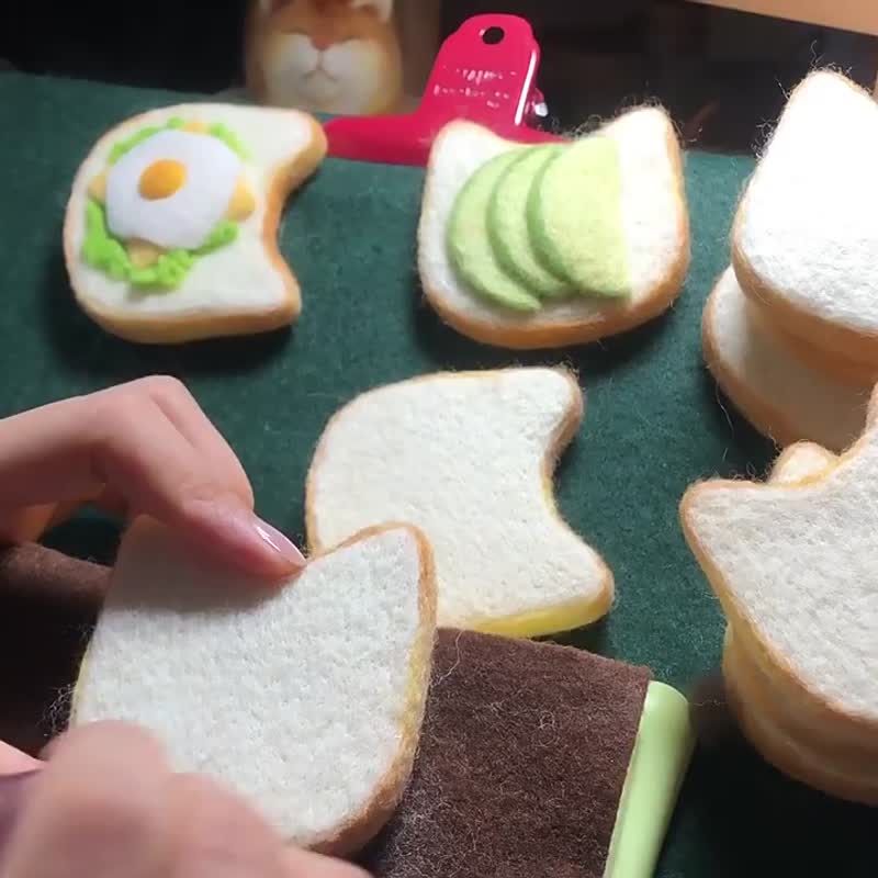 羊毛氈手作 貓咪吐司 原創手工美食掛件冰箱 可愛磁鐵挂件 - 徽章/别针 - 羊毛 白色