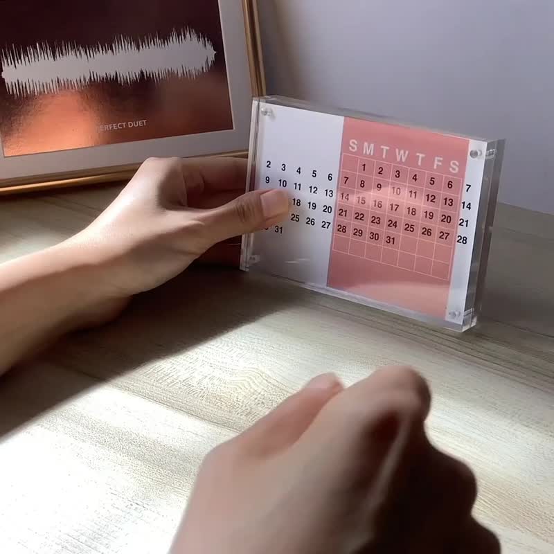 定制化礼物  亚克力照片 万年历 正面月历背面照片 情人节礼物 - 年历/台历 - 纸 红色