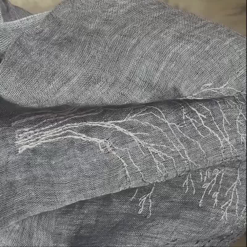 手工刺绣画  四季适用 高端双色全麻围巾 (风中的树) - 围巾/披肩 - 棉 灰色