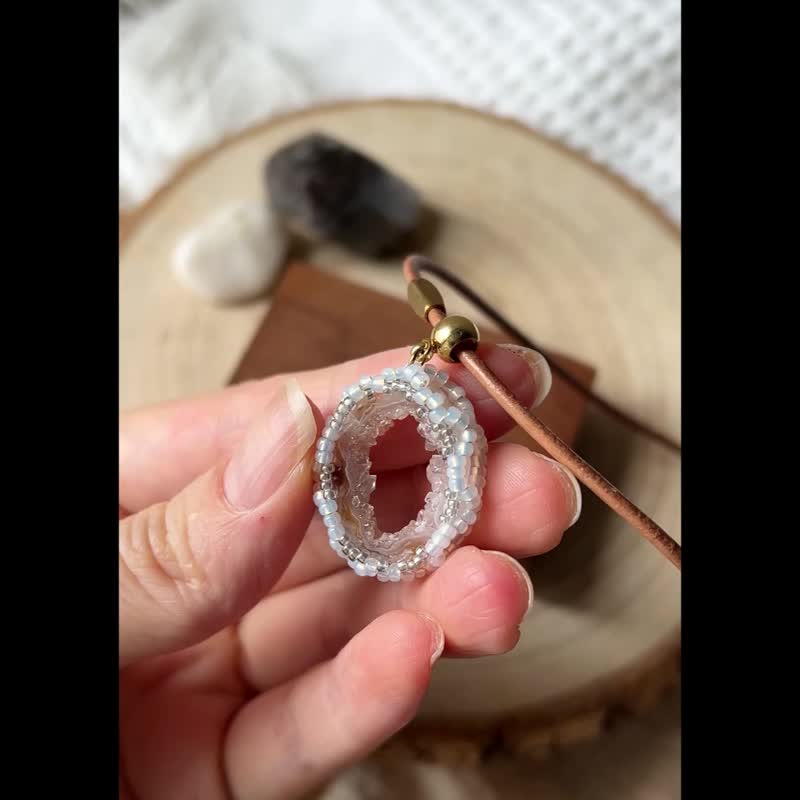 玛瑙晶洞片 米珠吊坠 配牛皮绳 - 项链 - 水晶 白色