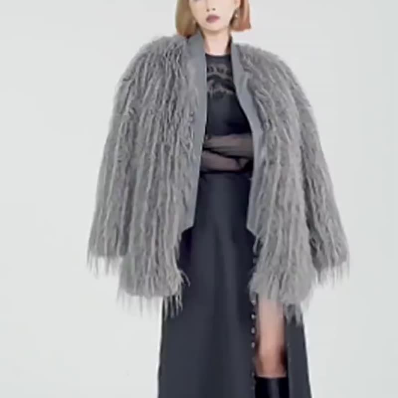 庞克萨满羽衣参差绒毛外套 - 灰 / 黑 / 宽松版型 - 女装休闲/机能外套 - 其他材质 灰色