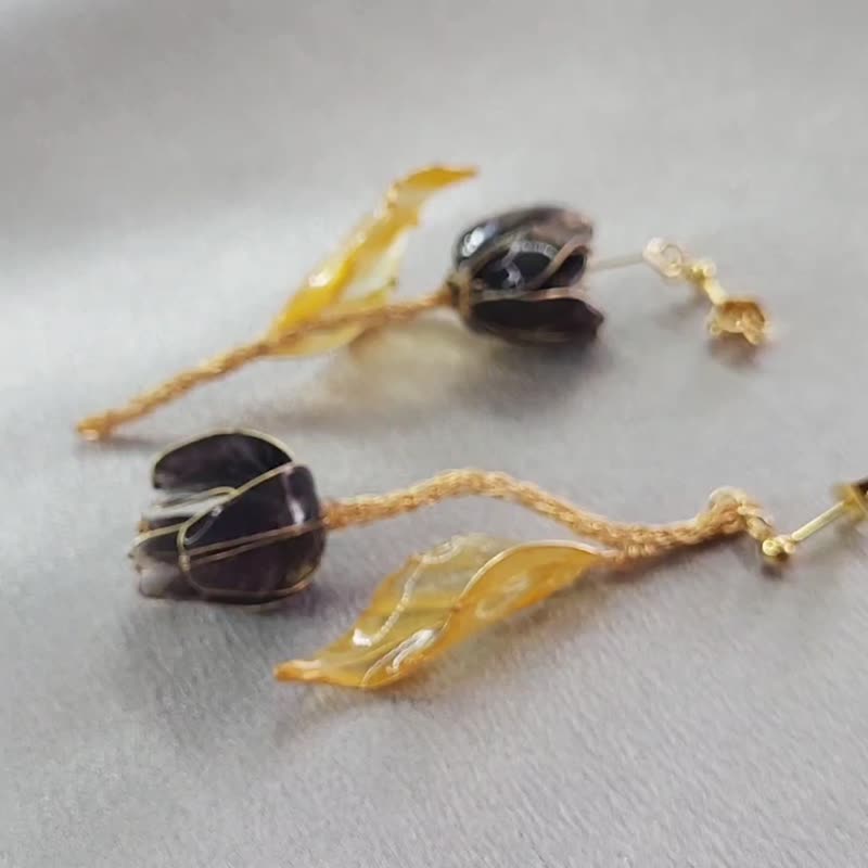 【献给珍贵神秘的你】黑色郁金香 树脂水晶花耳环情人节礼物 - 耳环/耳夹 - 树脂 黑色