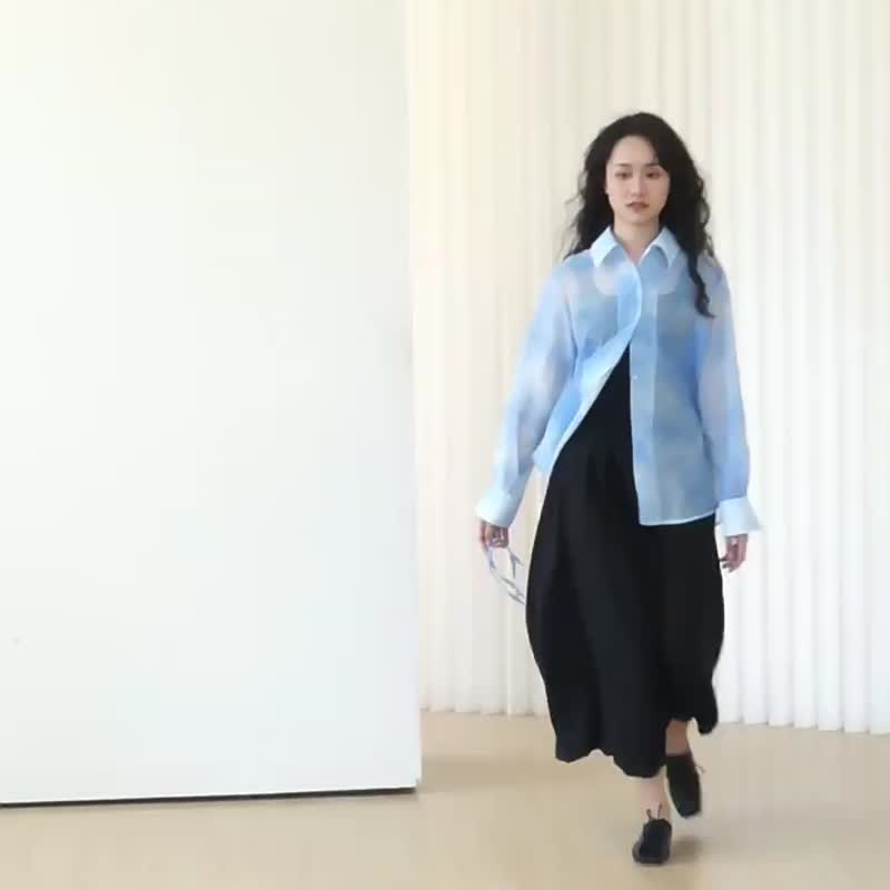 灰矮星 2色 a piece of sky 手工扎染衬衫 氛围玉石扣双层领衬衣 - 女装衬衫 - 棉．麻 灰色