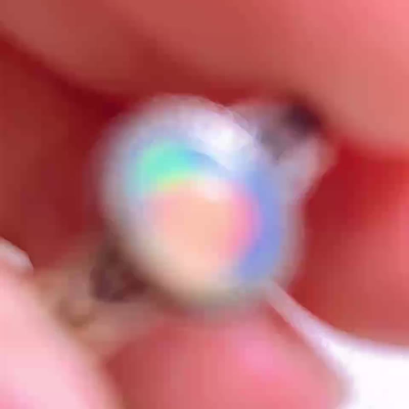 冰润幻彩的白欧泊麻花戒指/ 蛋白石 / 925纯银 - 戒指 - 宝石 白色