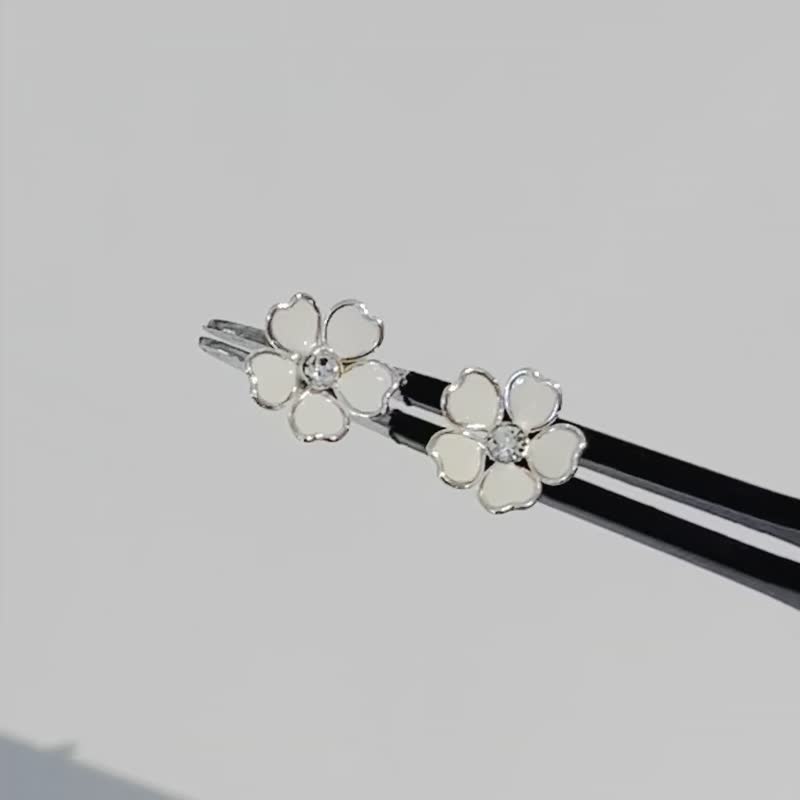 珐琅小白花钻石气质单针耳环 - 耳环/耳夹 - 纯银 白色