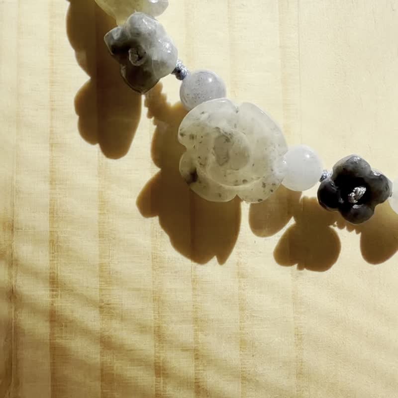 手工編織翡翠手链 — 雾蓝玫瑰、桂花与蝴蝶手链 - 手链/手环 - 玉石 灰色