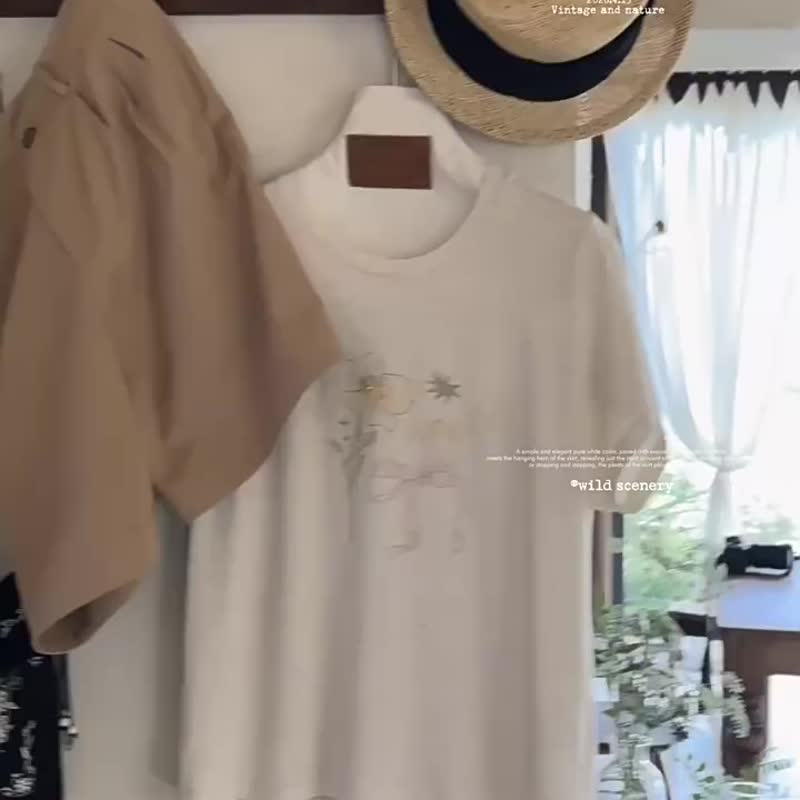 米麻色 諾曼花窗 法式田園自然系字母花卉印花上衣 短袖T恤 - 女装 T 恤 - 棉 卡其色