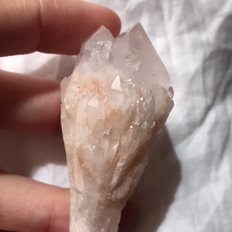 冰亮少女粉 菠萝水晶 侧芽水晶 水晶簇 白水晶 原矿矿标 教堂水晶 - 摆饰 - 水晶 粉红色