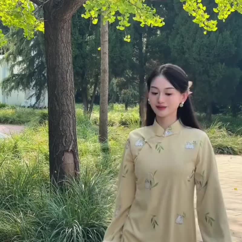 淡黃色刺繡 復古雪尼爾兔子刺繡加絨立領中式旗袍 過年春節連身裙 - 洋装/连衣裙 - 聚酯纤维 黄色
