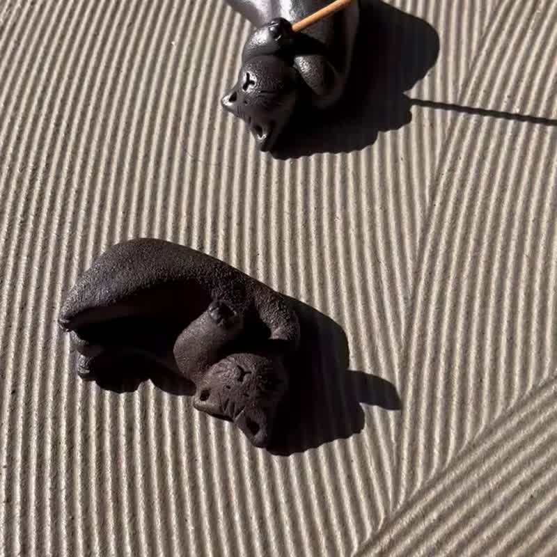 腋来香 + 开掌花猫猫 / 线香立 / 陶 - 香薰/精油/线香 - 陶 黑色