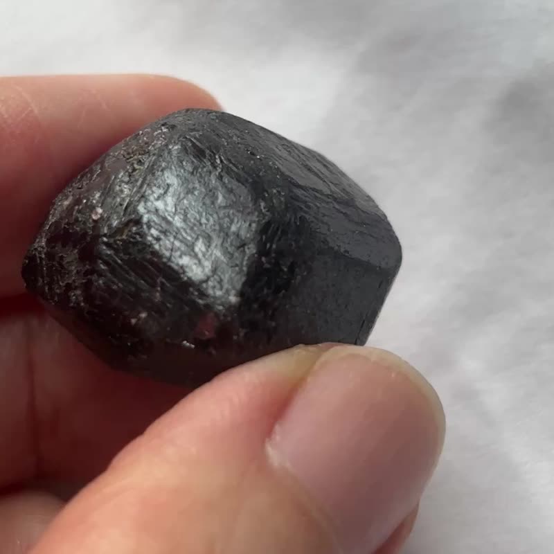 天然大颗粒 酒红色 石榴石 原石 原矿 矿标 摆件 - 摆饰 - 水晶 红色