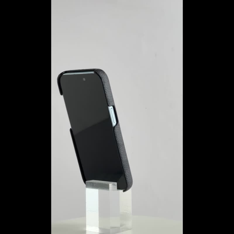 【COACH】iPhone 15系列  /16e 精品手机壳 黑色经典大C - 手机壳/手机套 - 其他材质 黑色